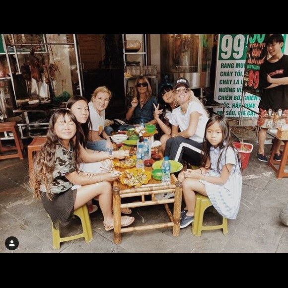 Jade Hallyday avec sa maman Laeticia, sa petite soeur Joy, Hélène Darroze et ses filles Charlotte et Quiterie à Hanoï, Vietnam, pour Noël. Photo publiée sur Instagram le 25 décembre 2018.