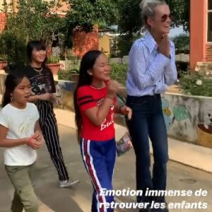 Laeticia Hallyday en visite dans la première école construite par son association La bonne étoile à Ba Vi, l'un des districts d'Hanoï, avec ses deux filles Jade et Joy, Hélène Darroze, cofondatrice de l'association et ses deux filles Charlottte et Quiterie.
