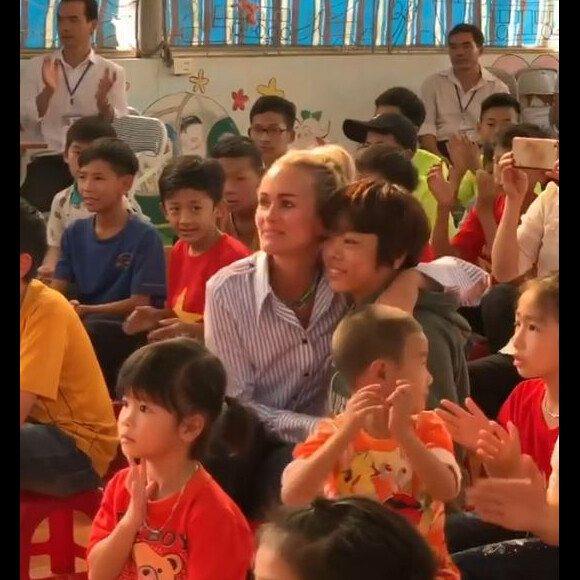 Laeticia Hallyday en visite dans la première école construite par son association La bonne étoile à Ba Vi, l'un des districts d'Hanoï, avec ses deux filles Jade et Joy, Hélène Darroze, cofondatrice de l'association et ses deux filles Charlottte et Quiterie.