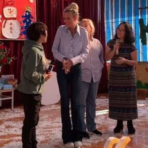Laeticia Hallyday en visite dans la première école construite par son association La bonne étoile à Ba Vi, l'un des districts d'Hanoï, avec ses deux filles Jade et Joy, Hélène Darroze, cofondatrice de l'association et ses deux filles Charlottte et Quiterie.