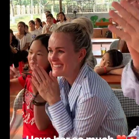 Laeticia Hallyday en visite dans la première école construite par son association La bonne étoile à Ba Vi, l'un des districts d'Hanoï, avec ses deux filles Jade et Joy, Hélène Darroze, cofondatrice de l'association et ses deux filles Charlottte et Quiterie.