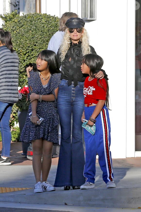 Laeticia Hallyday et ses filles Jade et Joy sont allées faire du shopping dans les boutiques "Petit Ami" (magasin de vêtements pour enfants) et "Elyse Walker" à Los Angeles. Le 17 décembre 2018.