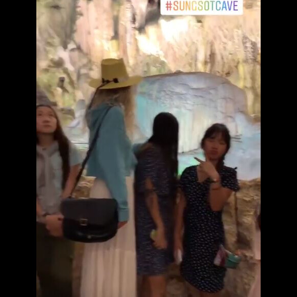 Laeticia Hallyday a visité la Bay d'Halong avec ses filles Jade et Joy, Hélène Darroze et ses filles Charlotte et Quiterie le 24 décembre 2018. Images publiées sur Instagram le 26 décembre 2018.