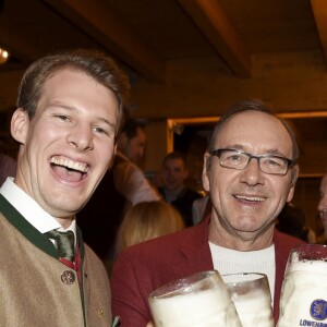 Kevin Spacey, Mathias Reinbold et Ludwig Reinbold lors de la fête de la bière (Oktoberfest) à Munich, le 24 septembre 2017.