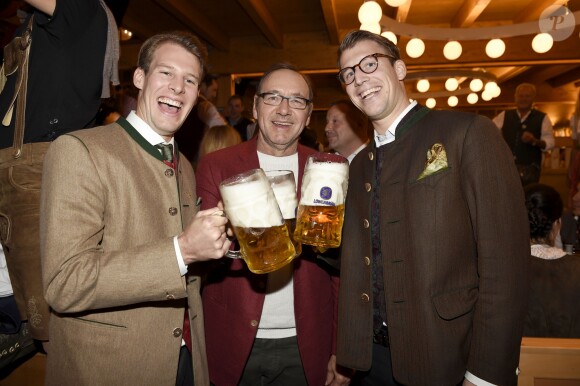 Kevin Spacey, Mathias Reinbold et Ludwig Reinbold lors de la fête de la bière (Oktoberfest) à Munich, le 24 septembre 2017.