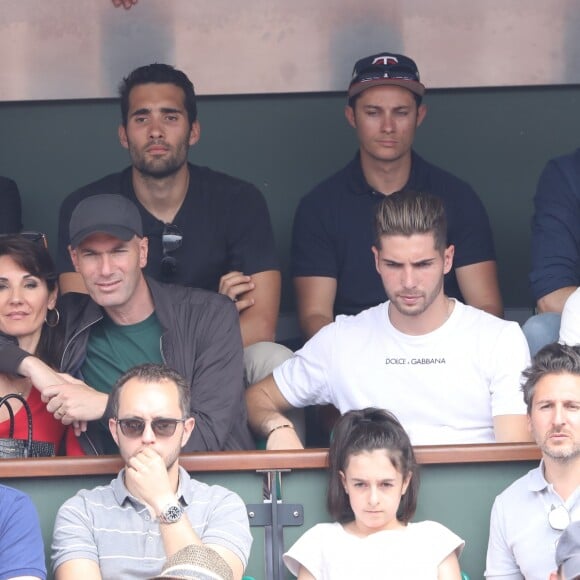 Zinedine Zidane, sa femme Véronique, et leurs fils Luca et Enzo, Martin Fourcade dans les tribunes des Internationaux de France de Tennis de Roland Garros à Paris. Le 10 juin 2018 © Jacovides-Moreau / Bestimage