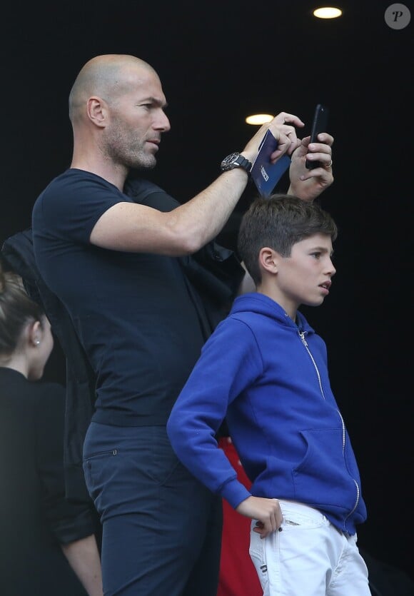 Zinedine Zidane et son fils Elyaz - People au Match amical France - Belgique au Stade de France à Saint-Denis le 7 juin 2015.