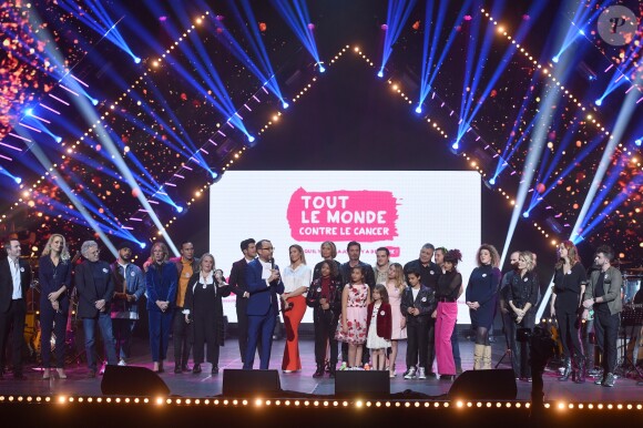 Exclusif - Stéphane Rotenberg, Elodie Gossuin, Nelson Monfort, Slimane, Agathe Lecaron, Laurent Maistret, Valérie Damidot, Vincent Niclo, Vitaa, Kids United, Sylvie Tellier, Richard Orlinski, Jean-Marie Bigard, Erika Moulet, Trois Cafés Gourmands, Stéphanie Renouvin, Sandrine Quétier et Claudio Capéo - Enregistrement de l'émission "Tout le monde chante contre le cancer : les stars relèvent le défi" au Palais des Sports à Paris, le 11 décembre 2018. Diffusion le 3 janvier 2019 à 21h sur W9.