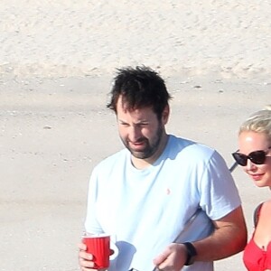 Exclusif - Katherine Heigl saute de joie et s'amuse sur la plage avec son mari Josh Kelley et ses enfants Nancy, Adalaide et Joshua à Puerta Vallarta au Mexique, le 5 mars 2018