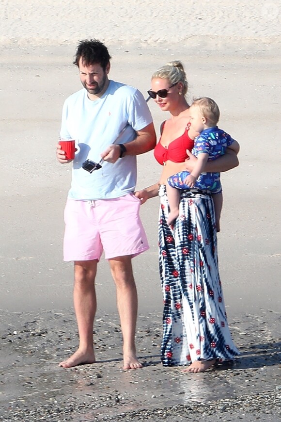 Exclusif - Katherine Heigl saute de joie et s'amuse sur la plage avec son mari Josh Kelley et ses enfants Nancy, Adalaide et Joshua à Puerta Vallarta au Mexique, le 5 mars 2018