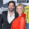 Josh Kelley, sa femme Katherine Heigl lors des ''2017 CMT Music awards'' au Music City Center à Nashville, le 7 juin 2017.