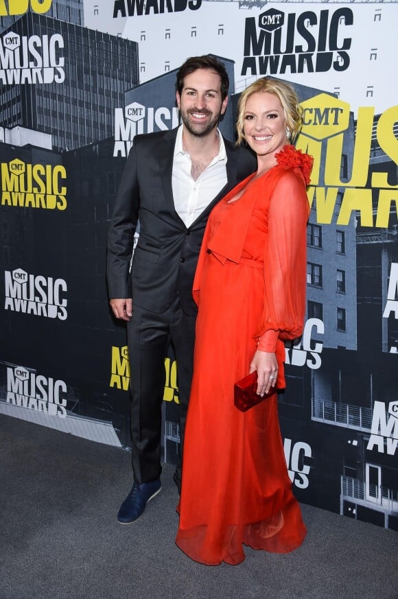 Josh Kelley, sa femme Katherine Heigl lors des ''2017 CMT Music awards'' au Music City Center à Nashville, le 7 juin 2017.