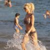 Exclusif - La belle Victoria Silvstedt, toujours aussi sexy, se baigne à Saint-Barthélemy. La blonde pulpeuse suédoise passe ses vacances de Noël au soleil dans les Caraïbes. Le 22 décembre 2018