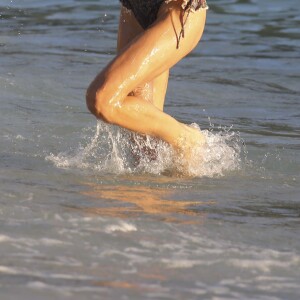 Exclusif - Victoria Silvstedt, toujours aussi sexy, se baigne à Saint-Barthélemy. La blonde pulpeuse suédoise passe ses vacances de Noël au soleil dans les Caraïbes. Le 22 décembre 2018