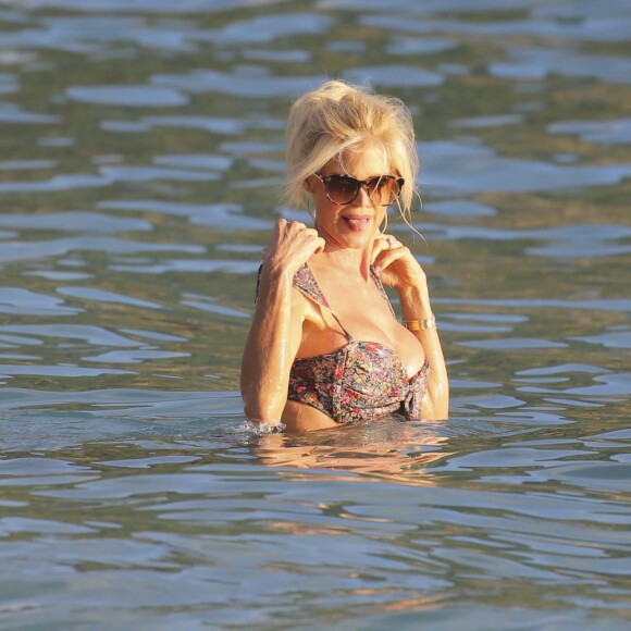 Exclusif - Victoria Silvstedt, toujours aussi sexy, se baigne à Saint-Barthélemy. La blonde pulpeuse suédoise passe ses vacances de Noël au soleil dans les Caraïbes. Le 22 décembre 2018