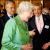 Elizabeth II et June Whitfield lors d'une cérémonie à Windsor, le 3 mai 2006.