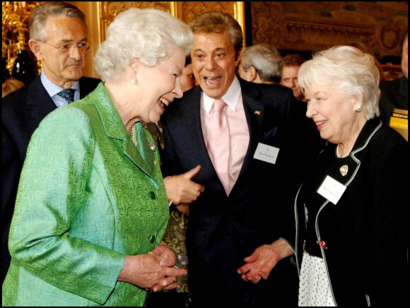Elizabeth II et June Whitfield lors d'une cérémonie à Windsor, le 3 mai 2006.