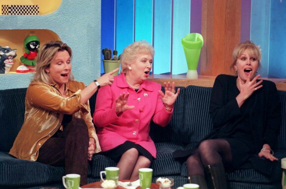 Jennifer Saunders, June Whitfield et Joanna Lumley sur Channel 4 à Londres en 1997. 