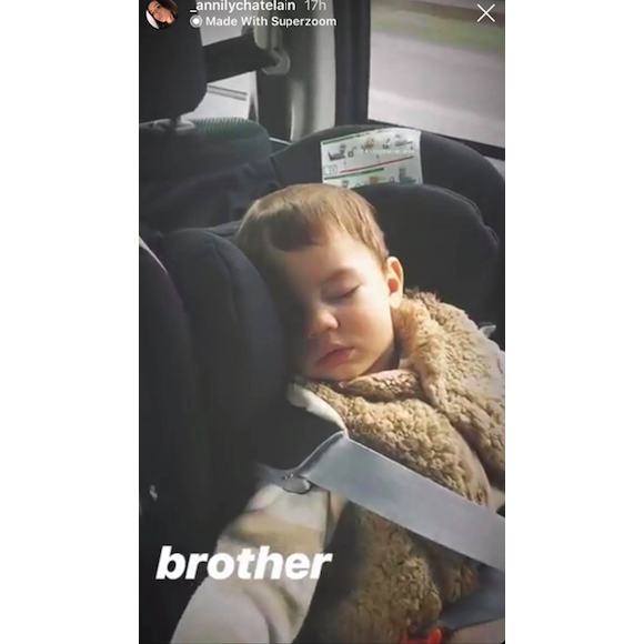 Annily, fille d'Alizée et Jérémy Chatelain, filme son demi-frère Forest en plein sommeil, le 30 décembre 2018.