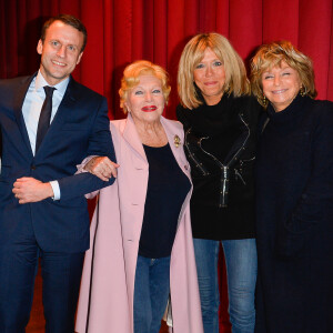 Exclusif - Emmanuel Macron, Line Renaud et Brigitte Macron (Brigitte Trogneux) et Danièle Thompson - Représentation de la pièce "Pleins Feux" au théâtre Hébertot à Paris le 2 février 2017. © Coadic Guirec/Bestimage