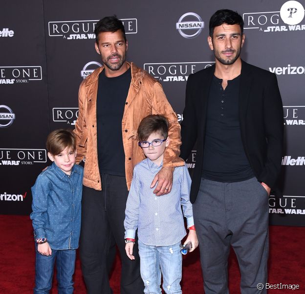 Ricky Martin avec son fiancé Jwan Yosef et ses enfants Matteo et Valentino Martin à la première de "Rogue One: A Star Wars Story" à The Pantages à Hollywood, le 10 décembre 2016