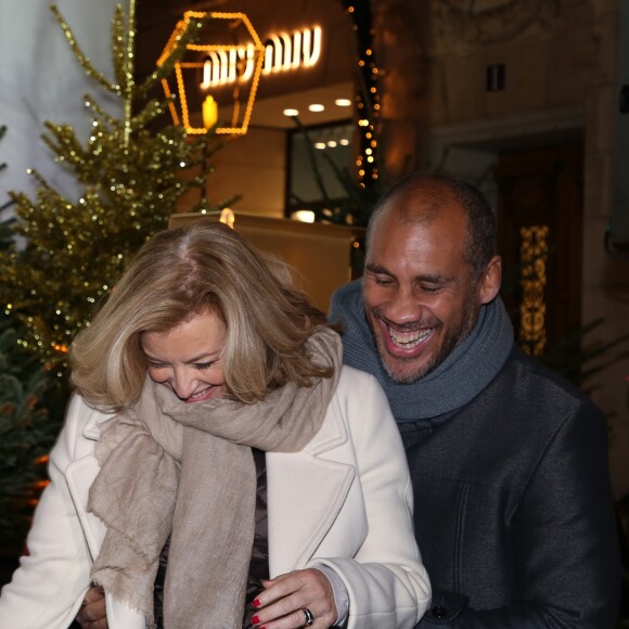 Valérie Trierweiler et son compagnon Romain Magellan lors de la soirée de lancement du "Winter Time 2018" au profit de l'association ELA à l'hôtel Sofitel rue du Faubourg Saint-Honoré à Paris, France, le 15 Novembre 2018. Les festivités débutent par le lancement des iluuminations de Noël de la rue du Faubourg Saint-Honoré et ensuite d'une soirée privée au Sofitel. Une tombola est ouverte au public afin de récolter des fonds pour l'association et l'intégralité des gains seront reversés à l'association ELA. © Denis Guignebourg/BestImage