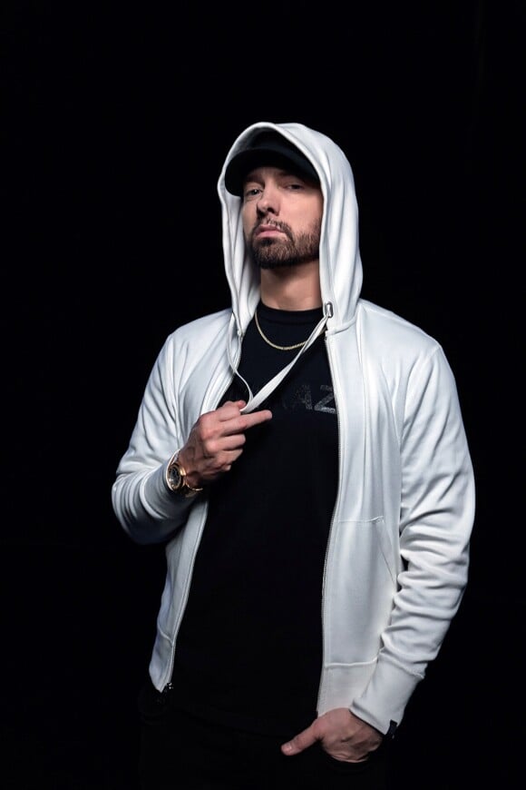 Eminem pose pour la nouvelle campagne de la marque Rag & Bone. Le 9 juillet 2018. La collection marque le tout premier "Hoodie" de la marque, conçu par le rappeur lui-même. Il est disponible en 3 couleurs différentes.  Eminem poses for NYC-based denim brand Rag & Bone. The collection marks the debut of the brand's first-ever "Icon Hoodie" which was designed by Slim Shady himself and comes in three different colors and features subtle graphic nods such as a stylized take on the area code of Eminem's Detroit hometown.09/07/2018 - New York