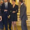 Meghan Markle a osé la minirobe blazer Judith & Charles au théâtre Victoria Palace à Londres le 29 août 2018. La duchesse est une adepte des blazers longs portés en robe puisqu'elle possède aussi une version blanche et une autre sans manche.
