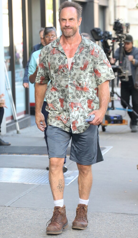 Christopher Meloni en bermuda et chemise dans la rue à New York le 27 septembre 2018.