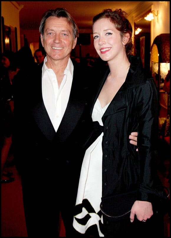 Sara Giraudeau et son père Bernard Giraudeau à la cérémonie des Molières à Paris, le 26 avril 2009. 