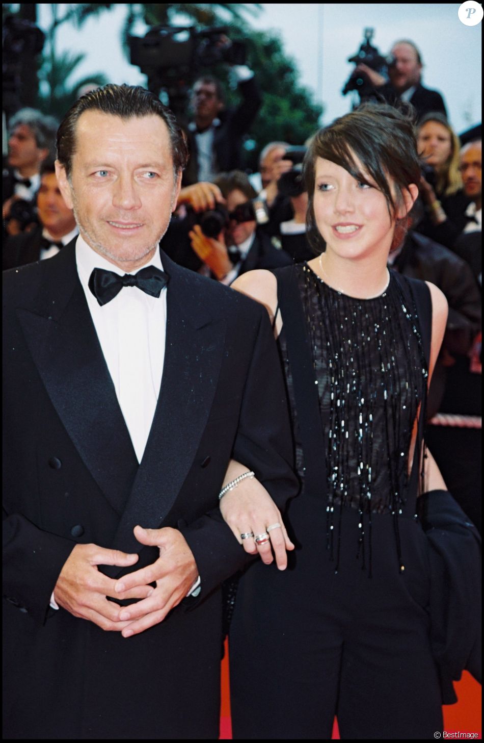  Sara Giraudeau et son père Bernard Giraudeau au Festival de Cannes, mai 2001. 