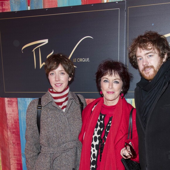 Anny Duperey avec sa fille Sara Giraudeau, son fils Gaël Giraudeau et ses petites filles - Cérémonie de remise de prix du 39e Festival Mondial du Cirque de Demain sur la Pelouse de Reuilly à Paris le 4 février 2018. © Pierre Perusseau/Bestimage