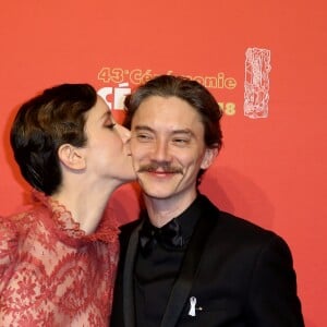 Sara Giraudeau (César de la meilleure actrice dans un second rôle pour le film "Petit paysan") et Swann Arlaud (César du meilleur acteur pour le film "Petit Paysan") lors de la 43e cérémonie des Cesar à la salle Pleyel à Paris, le 2 mars 2018. © Dominique Jacovides - Olivier Borde / Bestimage