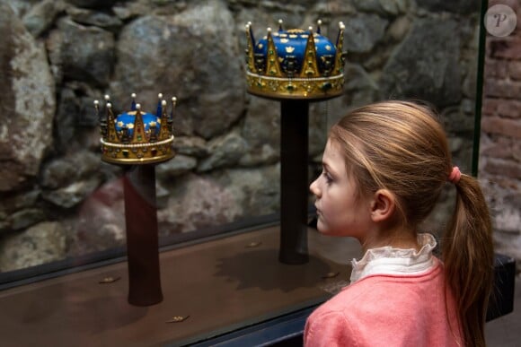 La princesse Estelle de Suède découvrait le 9 janvier 2019 le Trésor de la monarchie suédoise, au sous-sol du palais royal à Stockholm. © Henrik Garlöv / Cour royale de Suède