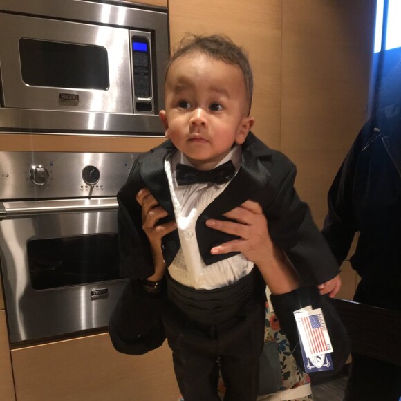 Miles, le fils de John Legend et Chrissy Teigen, prépare l'anniversaire de son papa. Janvier 2019.