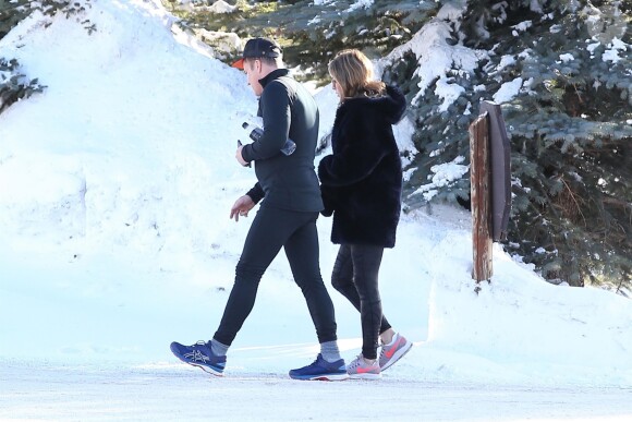 L'actrice Jennifer Aniston fait une promenade matinale dans la neige avec un ami le jour du Nouvel An à Jackson Hole, Wyoming, Etats-Unis, le 1er janvier 2019.