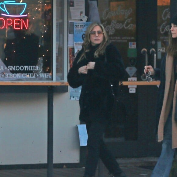 L'actrice Jennifer Aniston passe la journée du Nouvel An en compagnie de ses amis Jason Bateman et Jimmy Kimmel à Jackson Hole, Wyoming, Etats-Unis, le 1er janvier 2019.