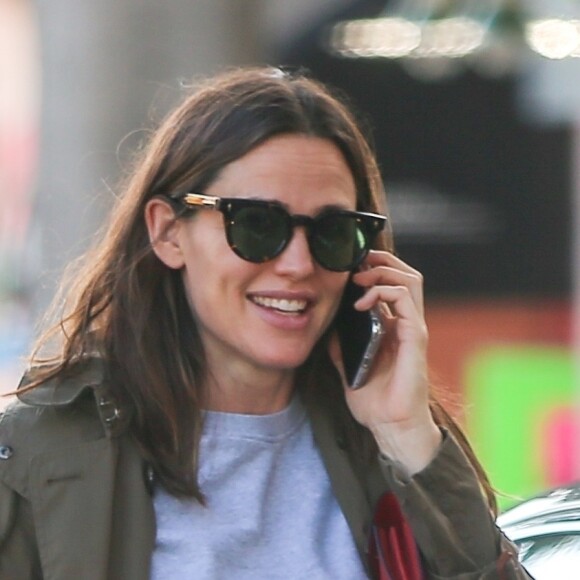 Exclusif - Jennifer Garner fait du shopping à Los Angeles, le 12 janvier 2019.  Exclusive - Germany call for price - Jennifer Garner is all smiles while out running errands. Jennifer looks casual as she chats on the phone as she parks her car. January 12th, 2019.12/01/2019 - Los Angeles