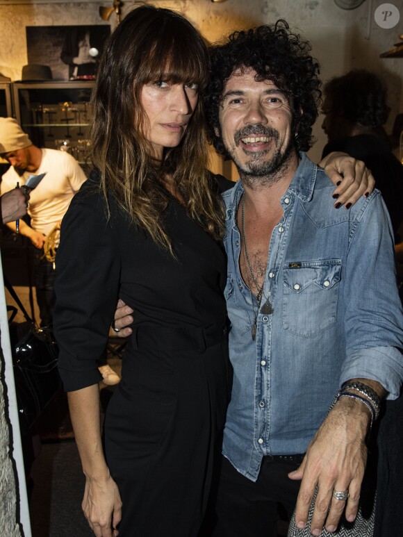 Exclusif - Caroline de Maigret et son compagnon Yarol Poupaud lors du cocktail dînatoire expérimental "Guitar Players Show" organisé à la boutique Mad Lords "House of jewelry", située rue Saint Honoré. Fondé par Caroline et Serge Muller, rejoint par une équipe de passionnés, ils parcourent le monde au cours de leur "never ending jewelry tour", à la recherche de talents toujours plus rares dans le domaine de la bijouterie joaillerie. Cet univers rock et chic est puissamment subversif. Leurs découvertes sont présentées dans le cadre d'un lifestyle qu'ils ne cessent d'enrichir. Dans un lieu magique, ils présentent leur bijoux au sein de pop up thématiques. Le prochain sera consacré à la reproduction de l'univers "Burning man" après celui venant de se terminer consacré au thème "luxe et méditation". Paris, le 22 novembre 2018. © Pierre Perusseau/Bestimage