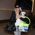 Heather Locklear prend l'avion avec son chien à Los Angeles le 19 avril 2017.