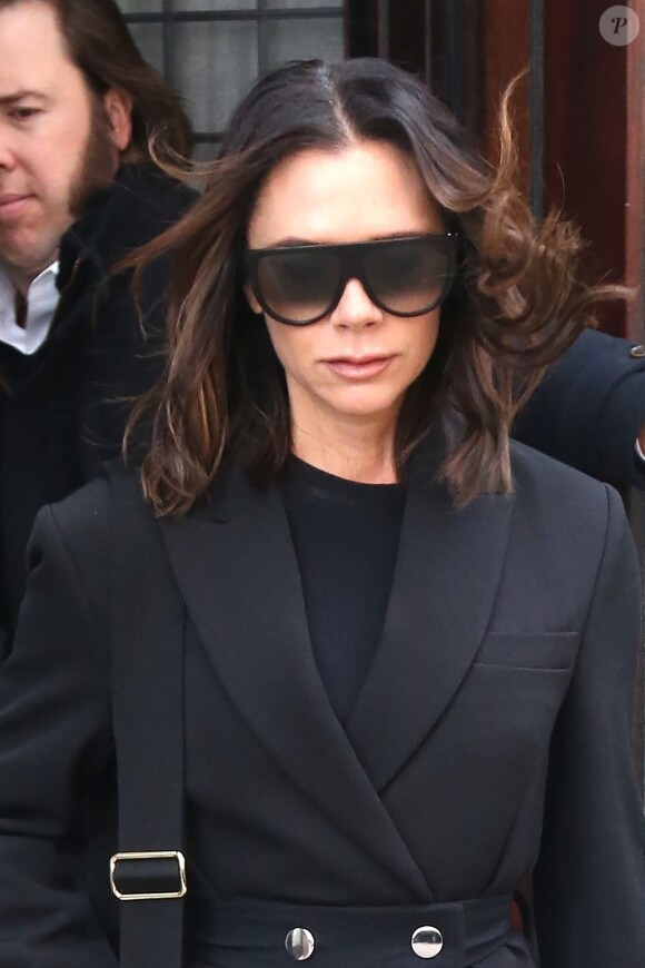 Victoria Beckham, lookée tout de noir, quitte l'hôtel Greenwich à New York le 29 novembre 2018.