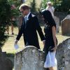 Le prince Harry, duc de Sussex, et Meghan Markle, duchesse de Sussex, au mariage de Charlie Van Straubanzee et Daisy Jenkins en l'église Saint-Marie-La-Vierge à Frensham, le 4 août 2018.