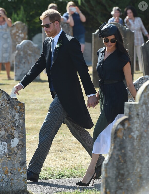 Le prince Harry, duc de Sussex, et Meghan Markle, duchesse de Sussex, au mariage de Charlie Van Straubanzee et Daisy Jenkins en l'église Saint-Marie-La-Vierge à Frensham, le 4 août 2018.