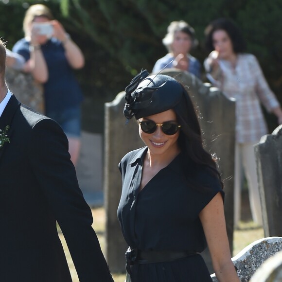 Le prince Harry, duc de Sussex, et Meghan Markle, duchesse de Sussex, au mariage de Charlie Van Straubanzee et Daisy Jenkins en l'église Saint-Marie-La-Vierge à Frensham, le 4 août 2018.