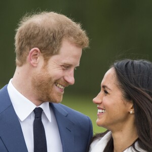 Le Prince Harry et Meghan Markle posent à Kensington palace après l'annonce de leur mariage au printemps 2018 à Londres le 27 novembre 2017.