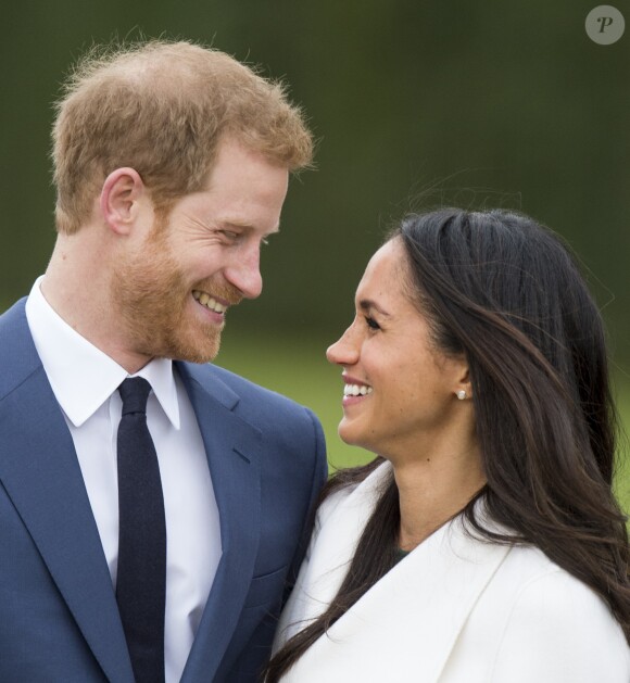 Le Prince Harry et Meghan Markle posent à Kensington palace après l'annonce de leur mariage au printemps 2018 à Londres le 27 novembre 2017.