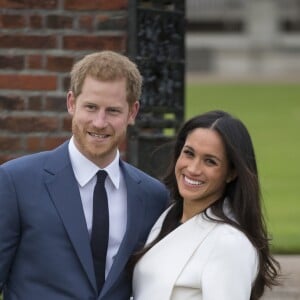 Le Prince Harry et Meghan Markle posent à Kensington palace après l'annonce de leur mariage au printemps 2018 à Londres le 27 novembre 2017.