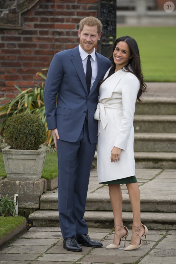 Le Prince Harry et Meghan Markle posent à Kensington palace après l'annonce de leur mariage au printemps 2018 à Londres le 27 novembre 2017.