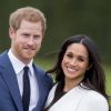 Le Prince Harry et Meghan Markle posent à Kensington palace après l'annonce de leur mariage au printemps 2018 à Londres le 27 novembre 2017