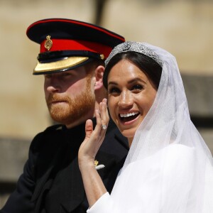 Le prince Harry, duc de Sussex, et Meghan Markle, duchesse de Sussex, en calèche à la sortie du château de Windsor après leur mariage le 19 mai 2018.